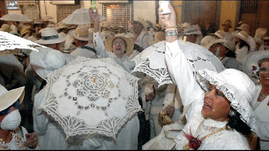 La fiesta de los indianos se consolida en la zona de Triana la víspera del martes de carnaval como la principal apuesta de los más adultos.