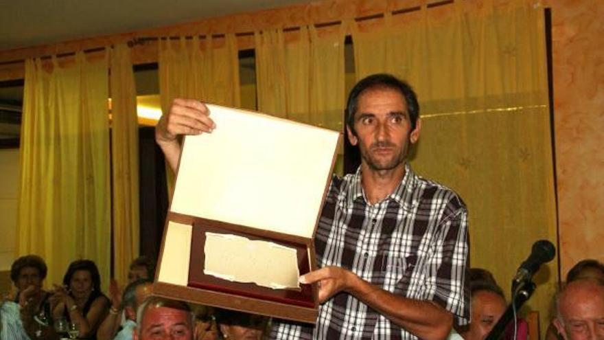 El profesor saucano Ángel Rodríguez recibe el Premio Convivencia 2010.