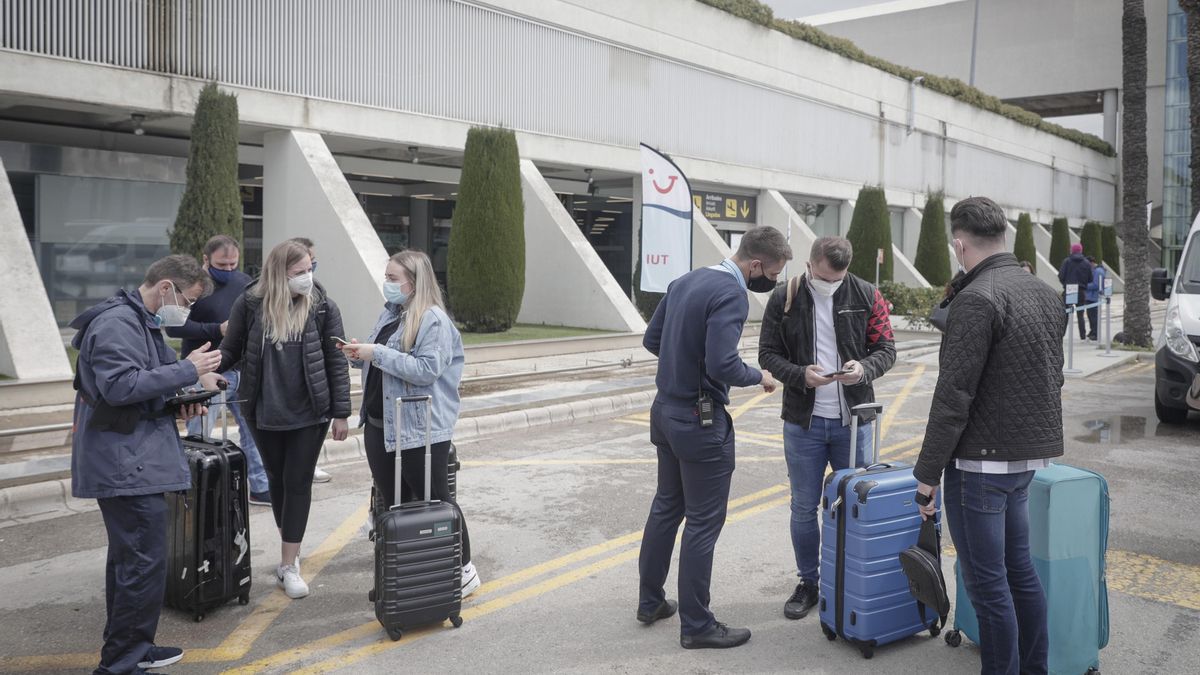 Turistas alemanes recién llegados al aeropuerto de Palma