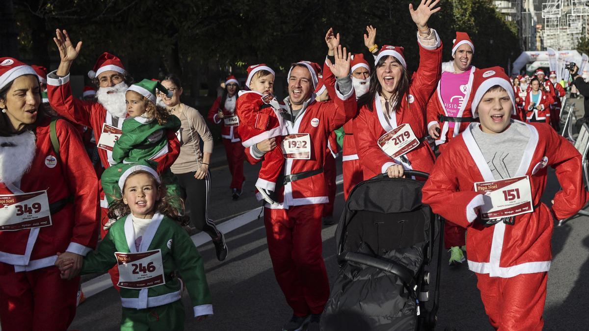 Una marea de familias inunda el centro de Oviedo en la primera carrera de Papá Noel del Norte de España