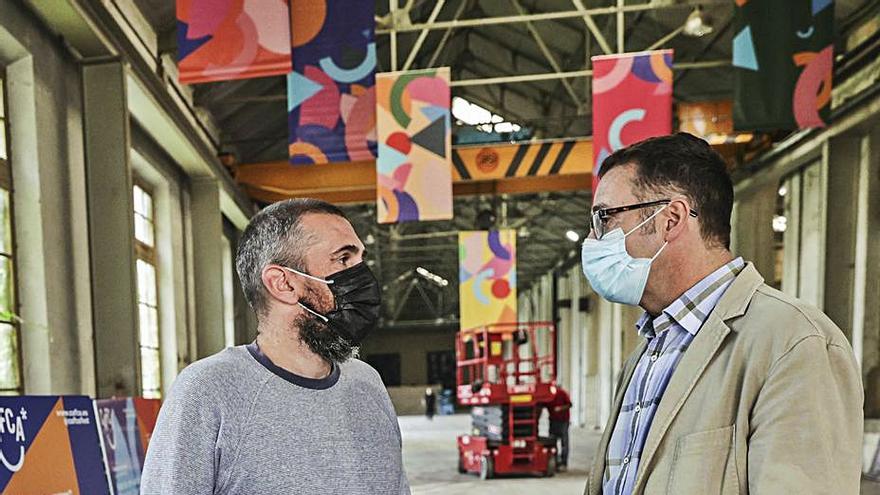 José Castellano, a la izquierda, y José Luis Costillas, ayer, durante el montaje del festival. | Irma Collín