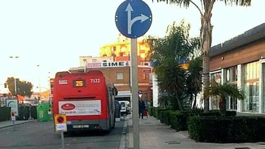 El autobús de la línea 25 de la EMT en El Perelló.