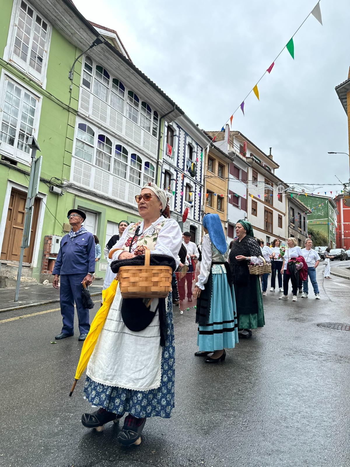 El desfile más esperado en Cudillero: gaitas, bailes 'pixuatus' y gigantes y cabezudos de Murcia