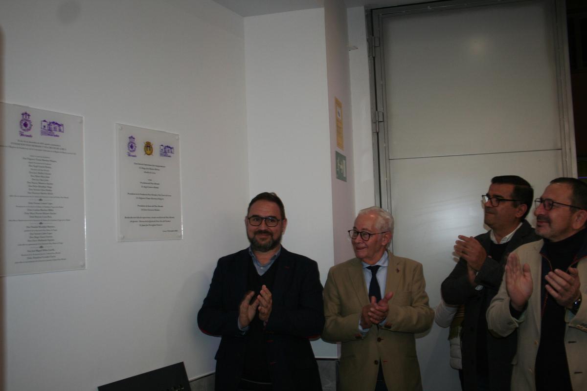 Diego José Mateos, Fulgencio Tomás Martínez Pelegrín, Ángel Latorre Boluda y José Luis Ruiz Guillén, aplaudían tras descubrirse la placa conmemorativa de la inauguración de la nueva sala de exposiciones del Paso Morado.