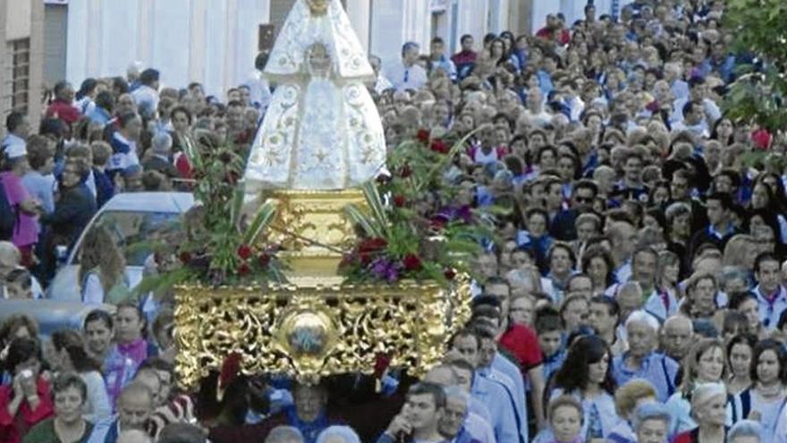 La hermandad quiere hacer un archivo de fotos de las Cruces