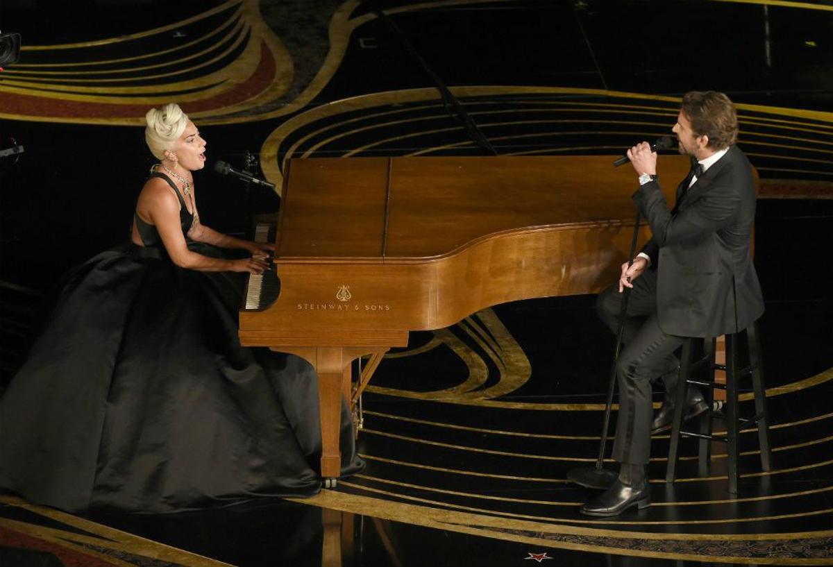 Lady Gaga junto a Bradley Cooper cantando 'Shallow'