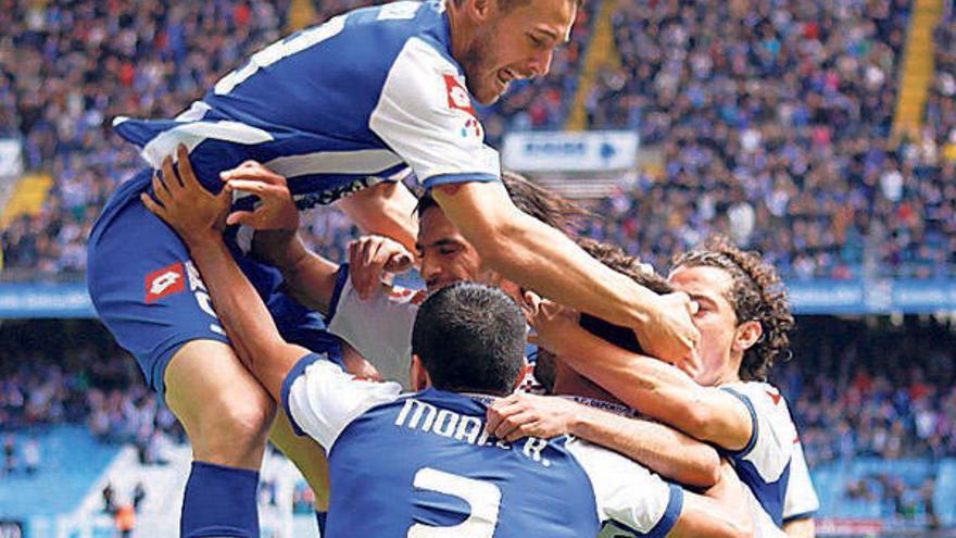 Los jugadores del Deportivo celebran uno de los goles. // Aleiss Cruz