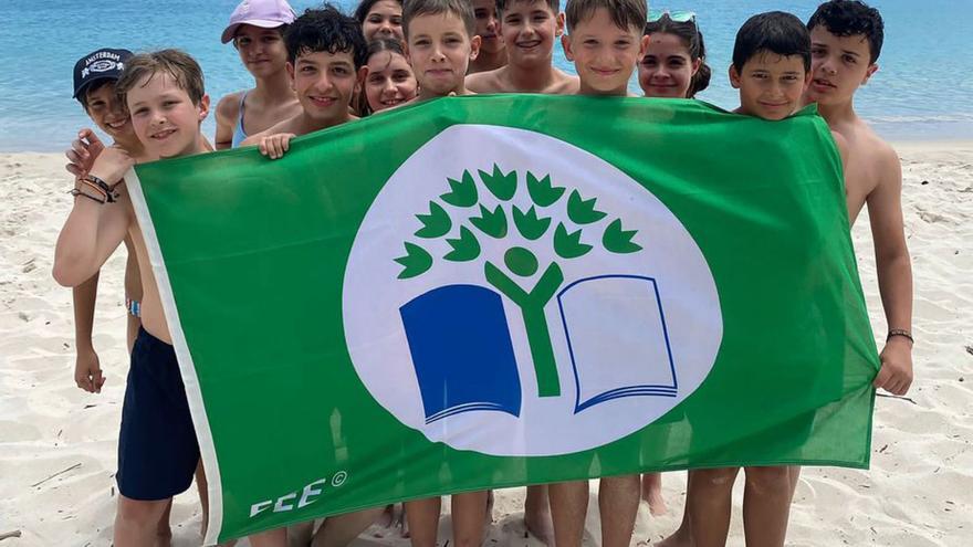 La bandera verde acompañó al alumnado en una excursión a Cíes.  | // D.P.