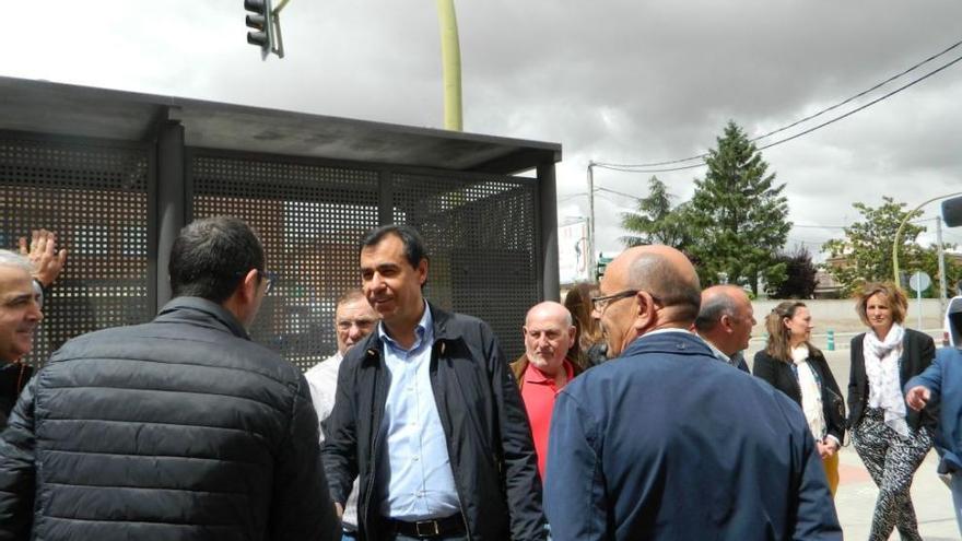 Fernando Martínez Maíllo saluda a simpatizantes del PP frente a la nueva sede de Morales del Vino.