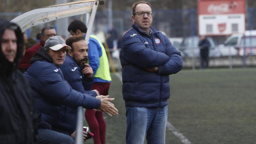 Luis Castro, en uno de los partidos del Avilés Stadium en el campo de La Toba.