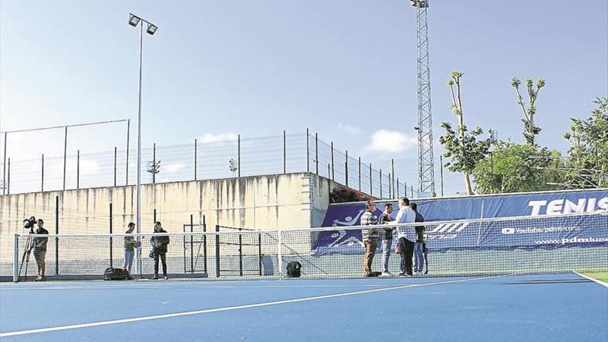 El PDM invierte 53.000 euros para la remodelación de una pista de tenis