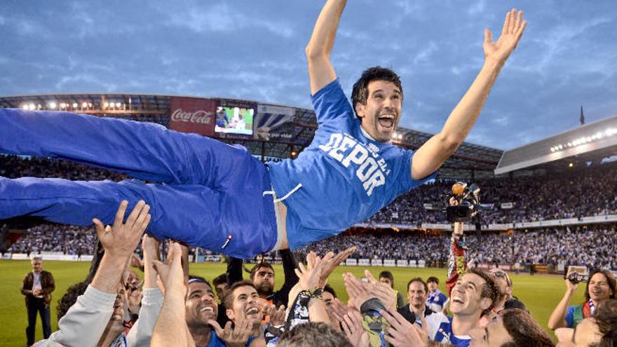 Los jugadores y técnicos del Dépor mantean a Valerón, en Riazor, tras lograr el ascenso en 2012.