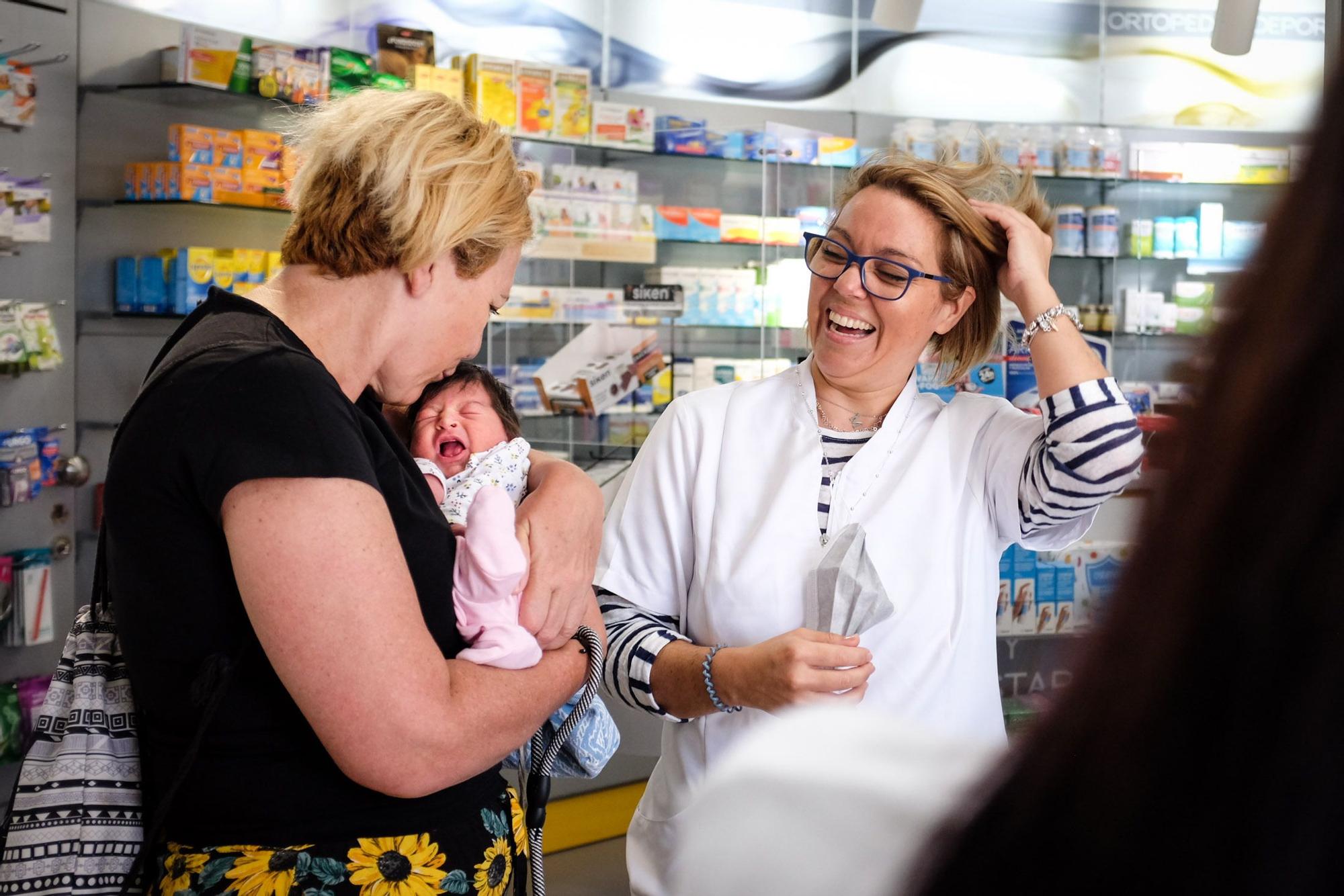 La bebé que nació en una farmacia en Las Palmas de Gran Canaria vuelve con su madre a la botica