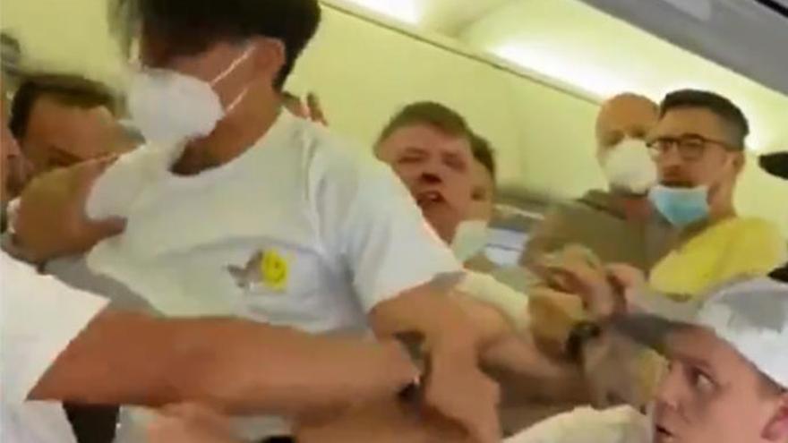 Pelea en un vuelo de Ámsterdam a Ibiza por negarse a usar la mascarilla