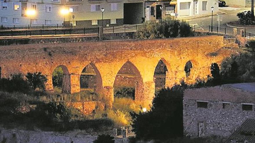 La Vall reactiva las visitas al poblado ibero e ilumina varios monumentos