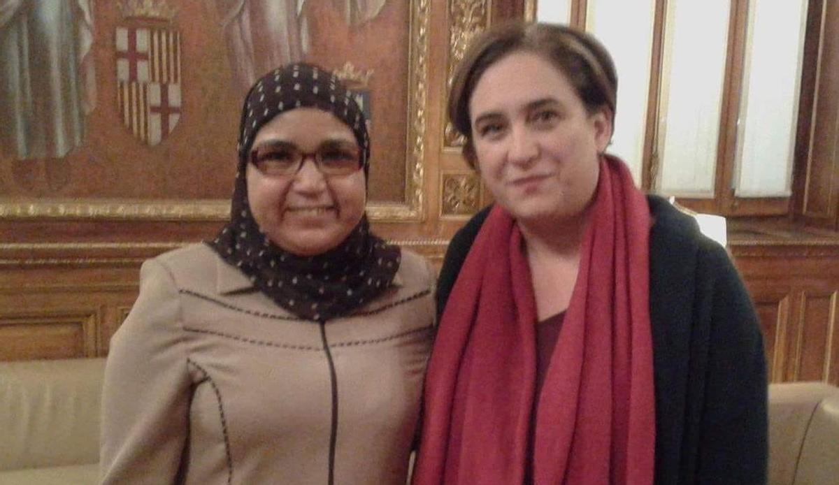 La presidenta, Najia Lotfi, con Ada Colau, alcaldesa de Barcelona