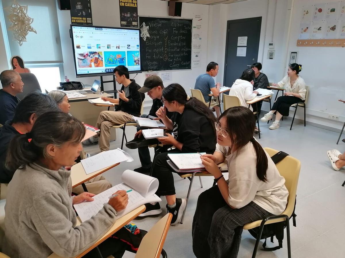 Alumnos de origen chino aprenden catalán en los cursos del CNL de Santa Coloma de Gramenet, L'Heura