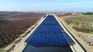 Cubrir canales de agua con paneles solares, una idea sostenible que llega a España