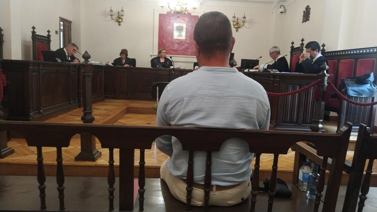 El acusado, sentado en el banquillo de la Audiencia Provincial de Zamora