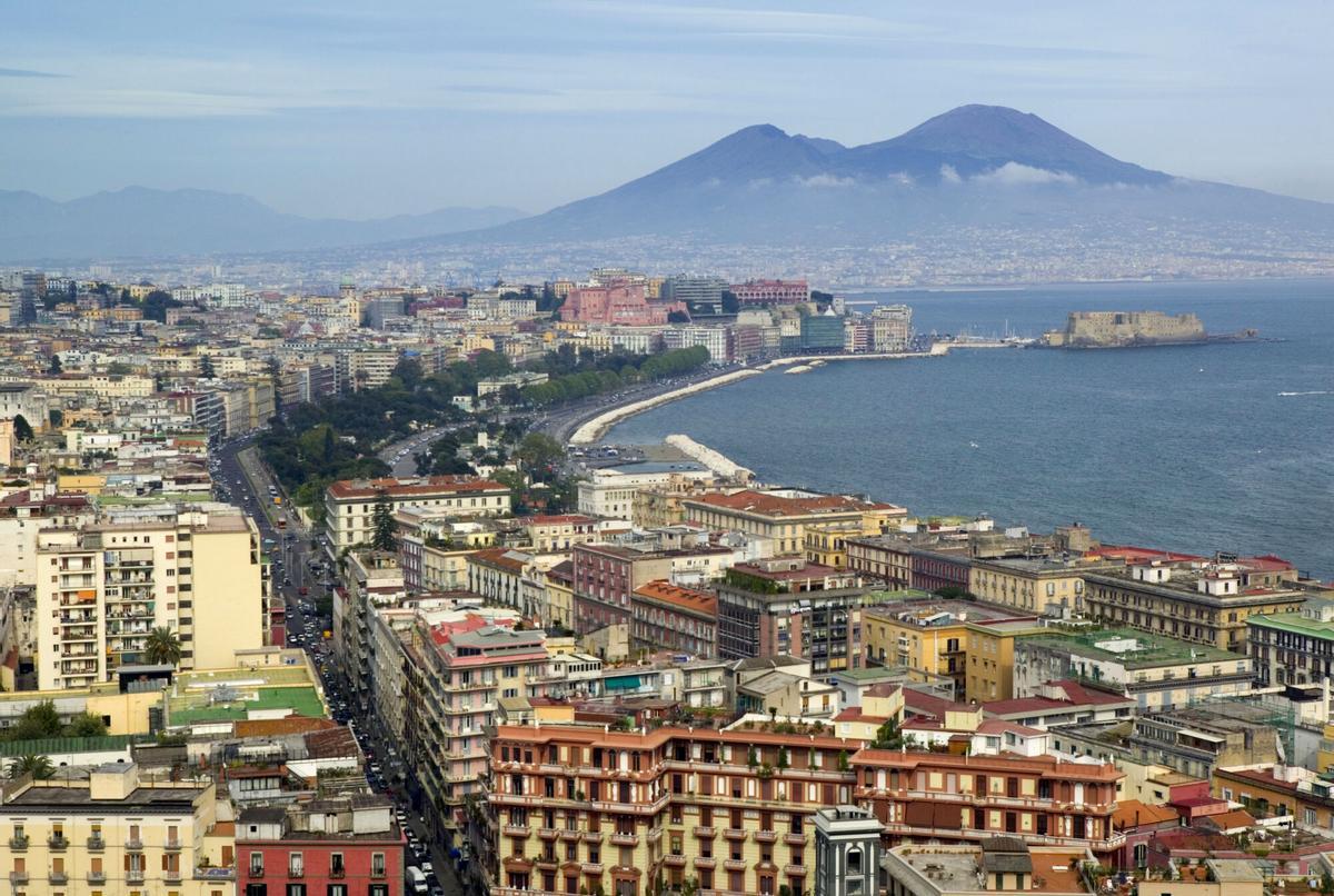 CUADERNO DEL DOMINGO Mt. Vesuvius &amp;amp; View over Naples, Campania, Italy. ITALIA , CIUDADES , NAPOLES , VESUBIO , VOLCAN _ PUBLICADA EPC 24/04/2012 P 71PUBLICADA CUADERNO DEL DOMINGO 17/05/2009 P 20 / 21 _ GENERAL, PLANO