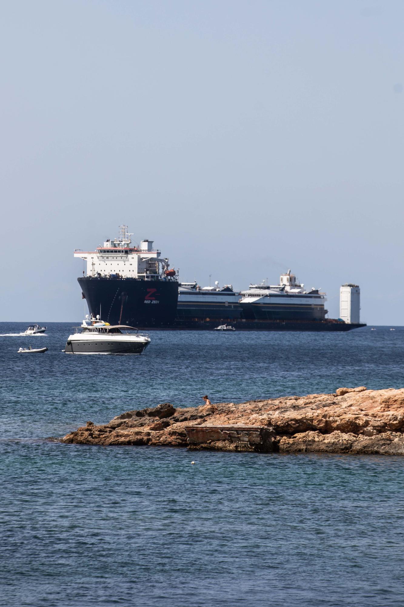 Todas las imágenes del impresionante buque que ha trasladado dos ferris a Ibiza desde Alaska