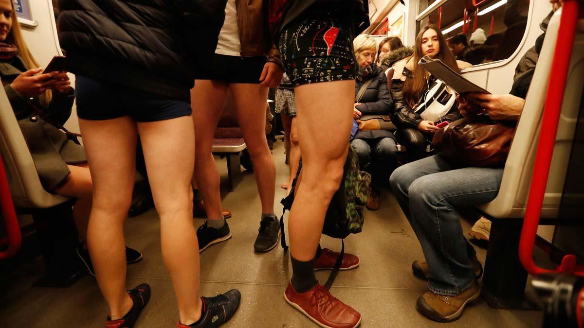 Miles de habitantes de Nueva York se apuntan al día sin pantalones en el metro.