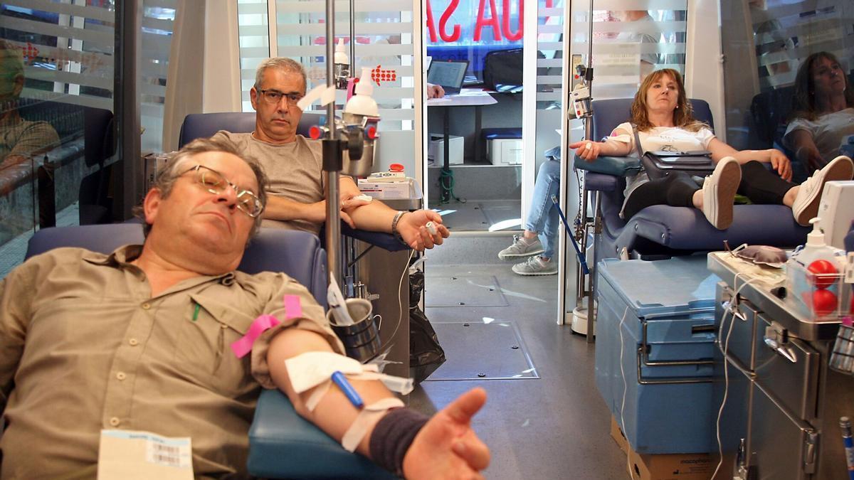 Donantes de sangre en una unidad móbil de ADOS en A Estrada.