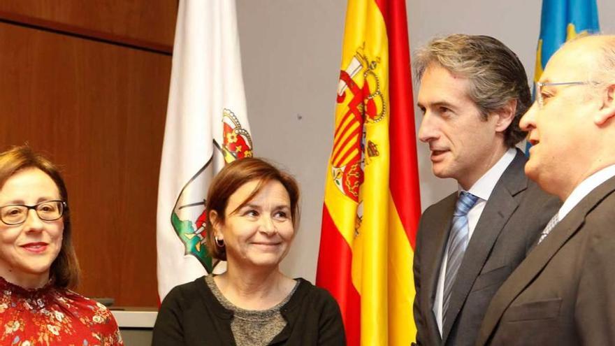 Carmen Moriyón observa a Íñigo de la Serna. Alcaldesa y ministro están acompañados por la consejera Belén Fernández y José María Pertierra, director general de Carreteras.