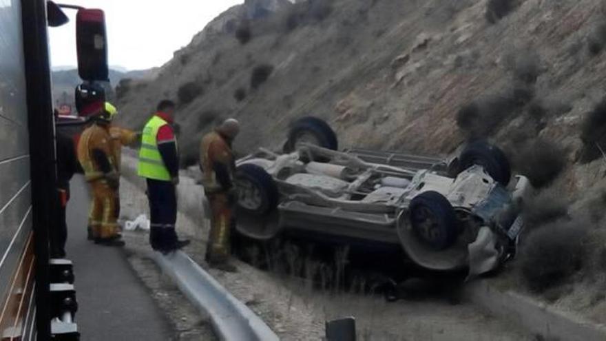 Dos heridos al volcar un vehículo en La Carrasqueta