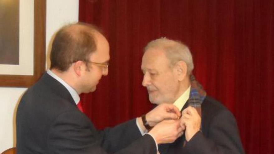 Antonio Solar, alcalde en 2015, imponiendo a José Luis Balbín la insignia de oro de Pravia. | LNE