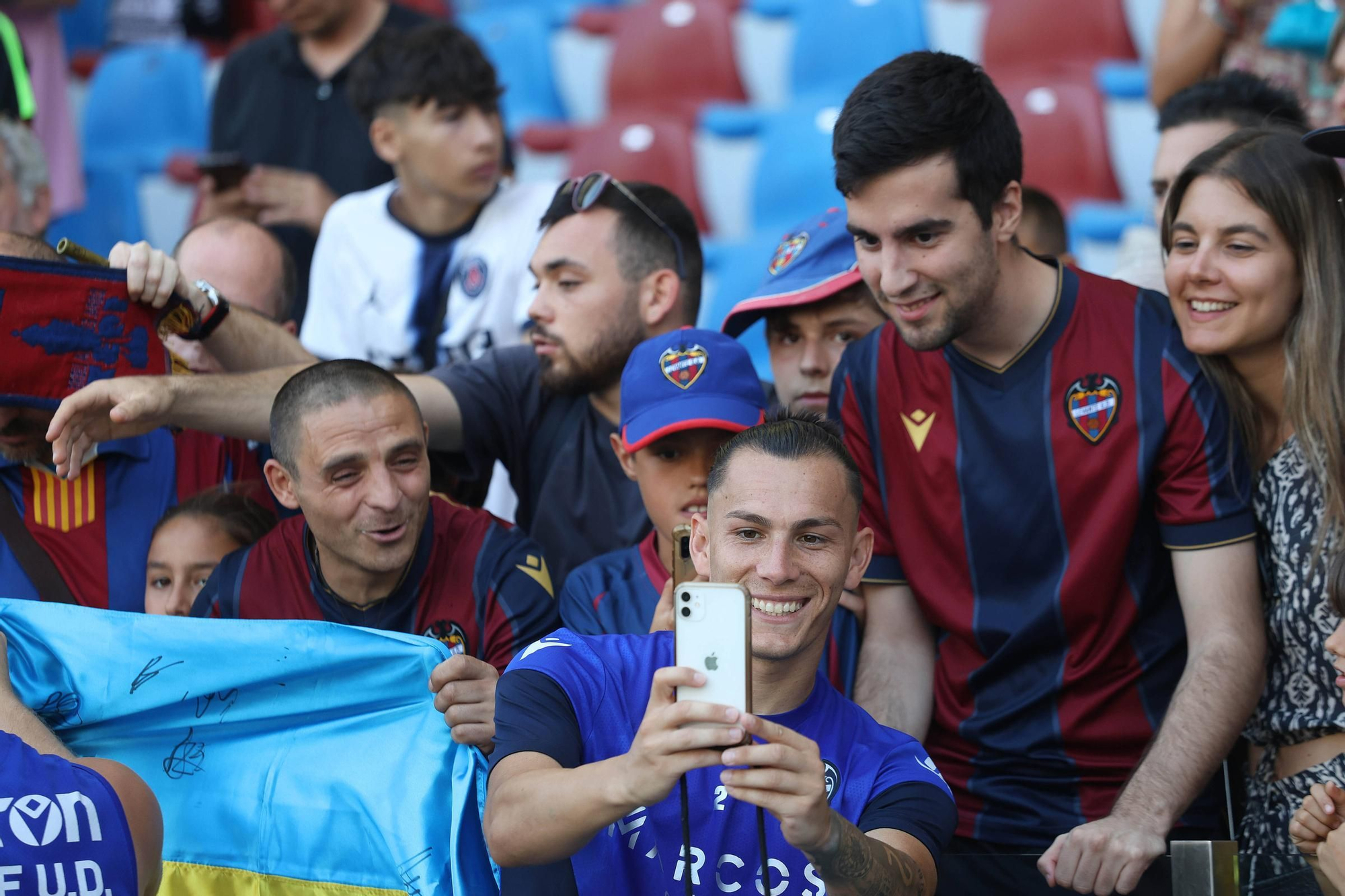 Ambiente de Primera en el entrenamiento a puertas abiertas