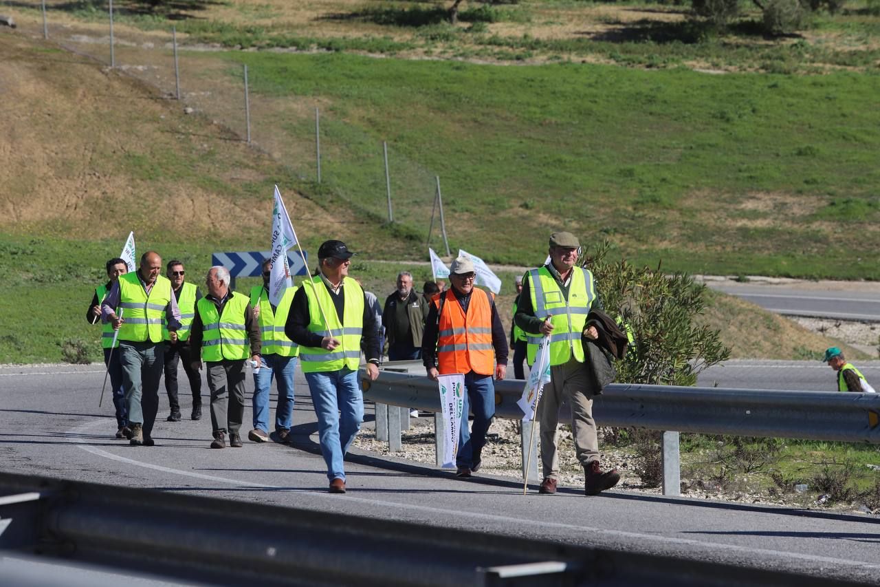Agricultores se concentran en Lucena para cortar la A-45