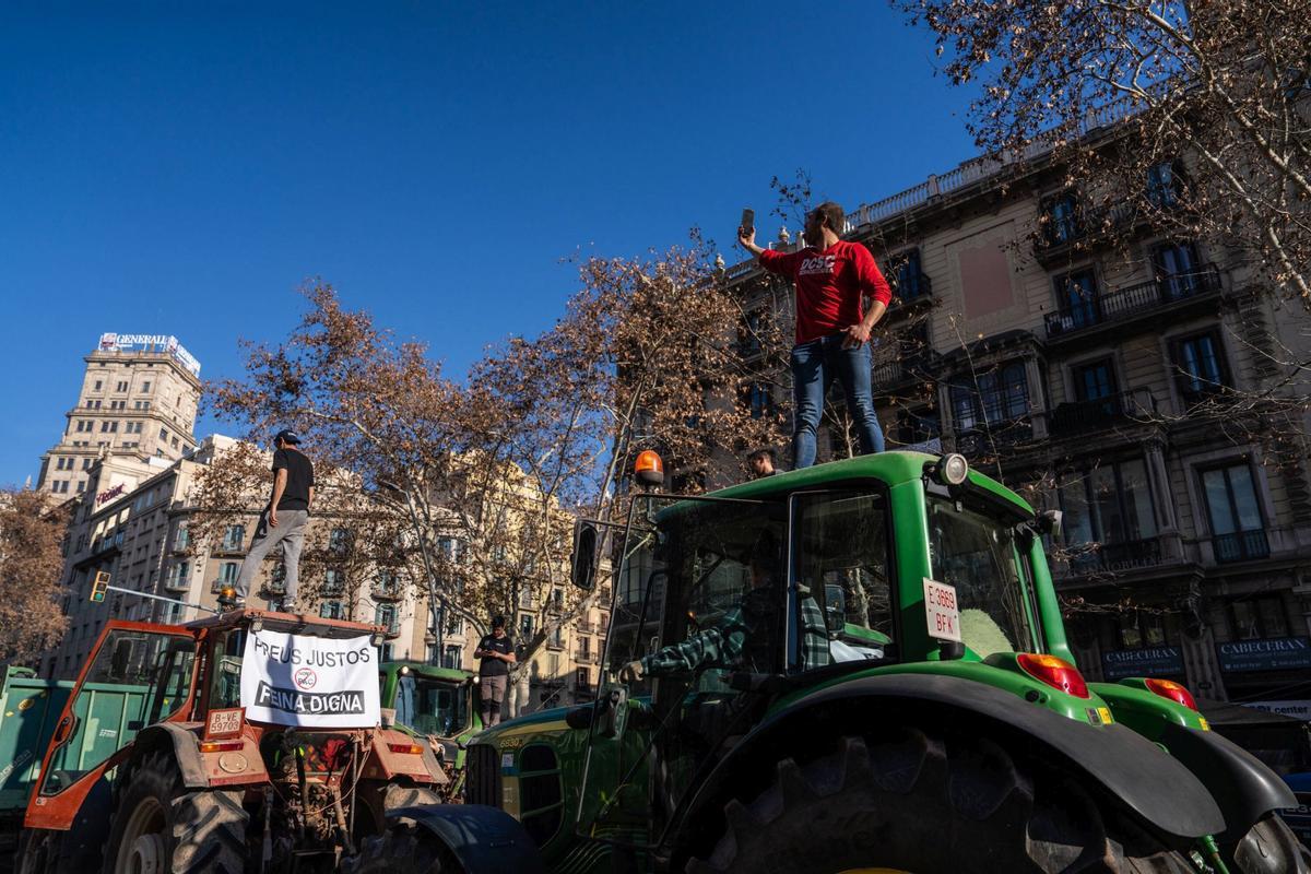 Tractores circulando por la Gran Via de Barcelona