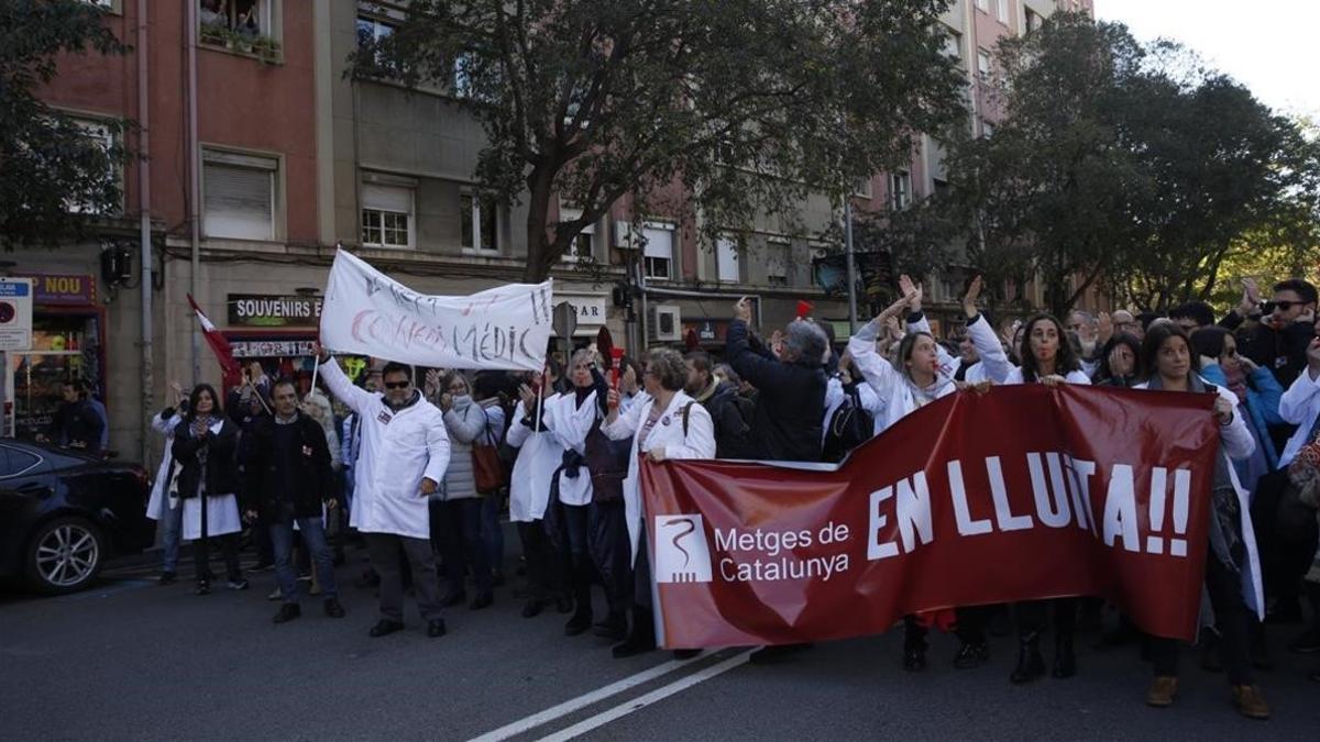 Los médicos en huelga cortan la Travessera de Gràcia durante su protesta