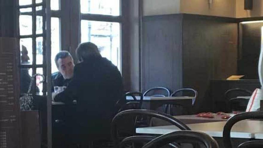 Cascos y la pareja de hecho sindical del naval, Cándido y Morala, ayer, en el café Dindurra de Gijón.