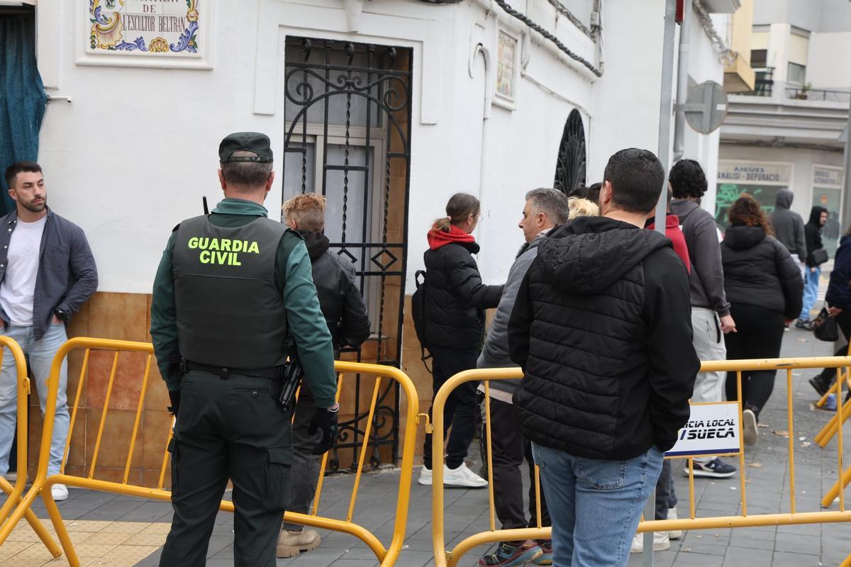 Gritos y mucha tensión al pasar el vehículo con el detenido por delante de la casa del niño asesinado en Sueca