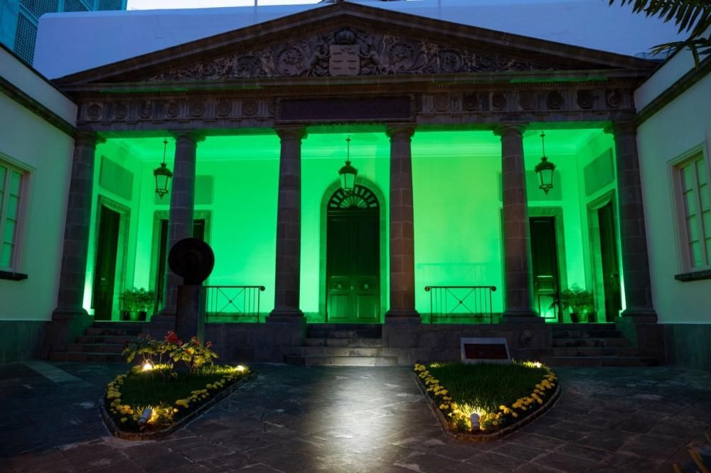 El Parlamento de Canarias se ilumina de verde por las víctimas