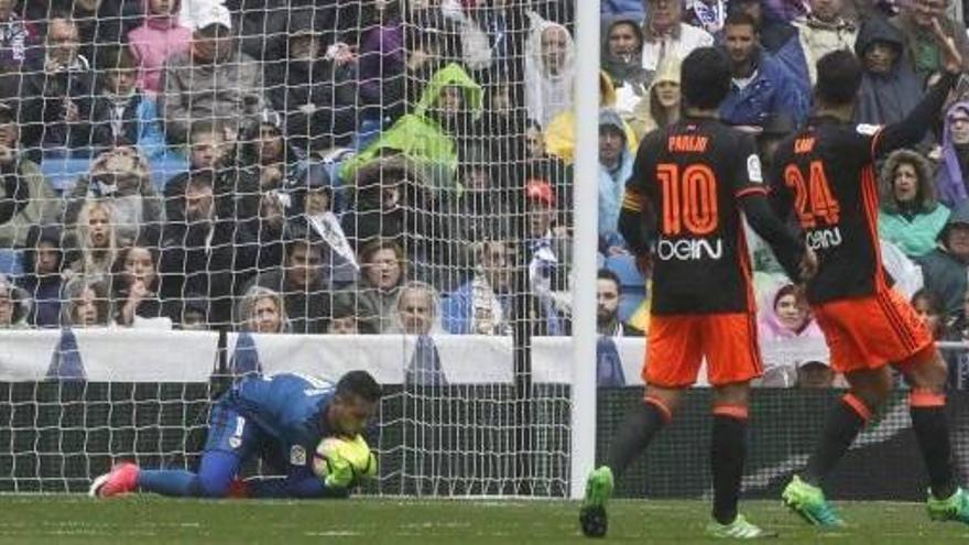 Diego Alves ataja el balón en una acción del primer tiempo, ayer en el Bernabéu.