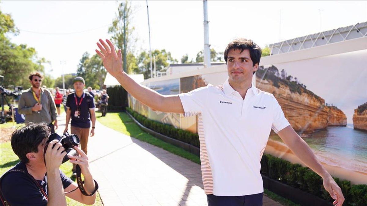 Carlos Sainz, en el paddock de Albert Park