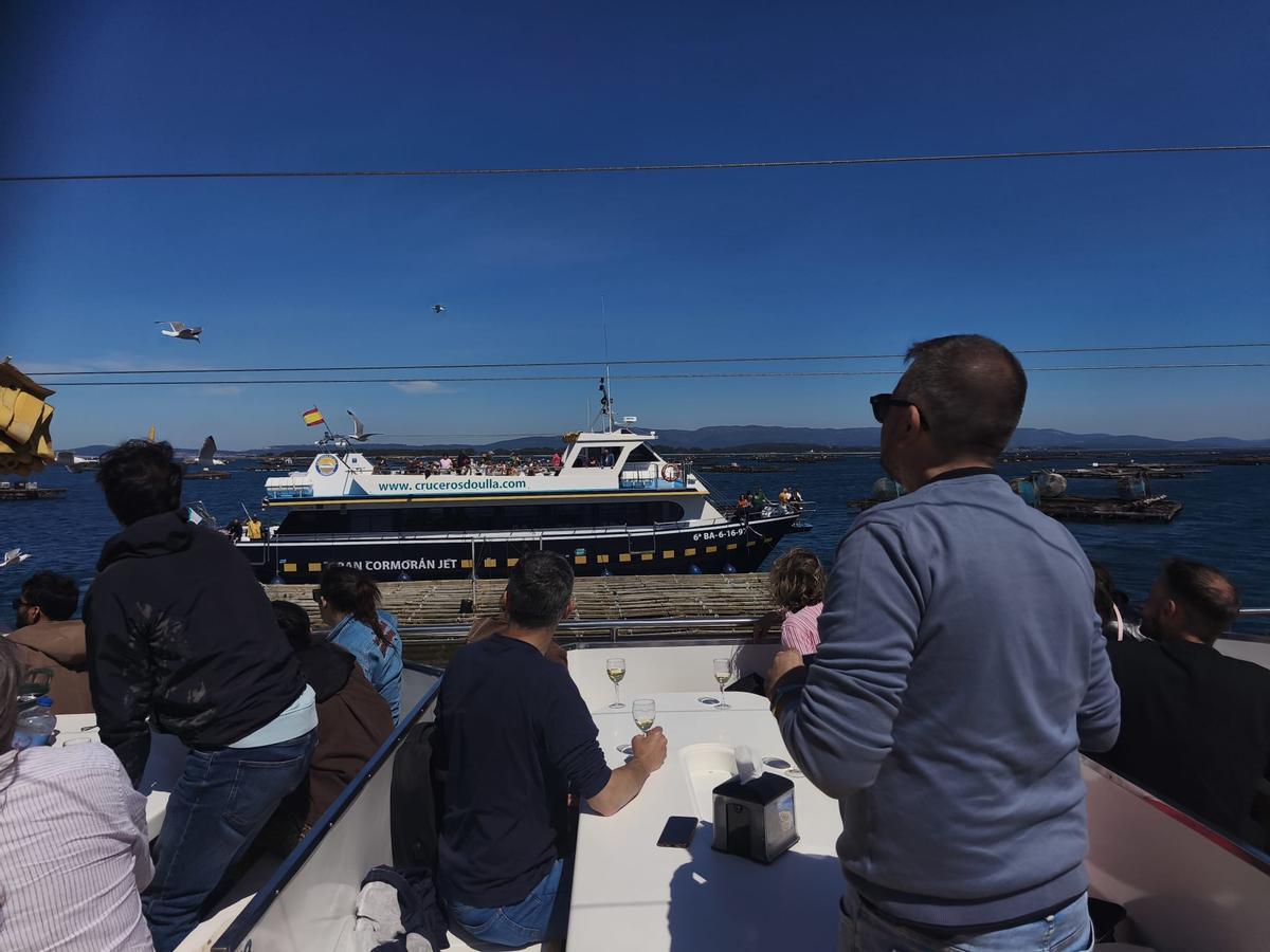 Algunos de los participantes en la batea donde Cruceros do Ulla explica desde sus catamaranes cómo se cultiva mejillón y ostra.