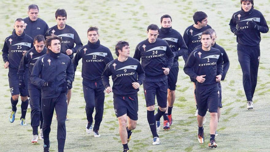 Varios jugadores del Celta realizan carrera continua en el entrenamiento celebrado ayer en Balaídos. // Ricardo Grobas
