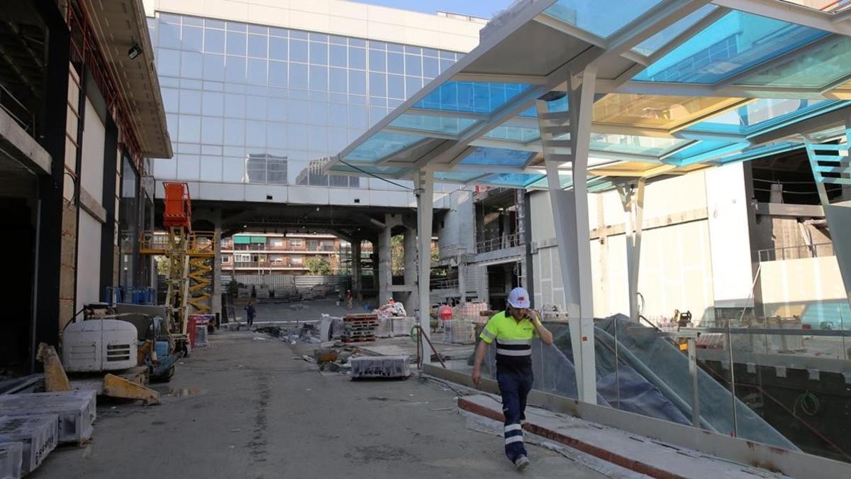 Obras de la nueva entrada del centro comercial Glòries por Gran Via.