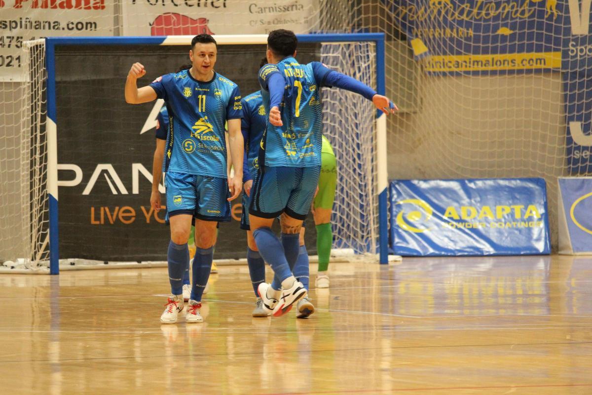 Saladie celebra el 5-3 junto a sus compañeros en el Juan Vizcarro.