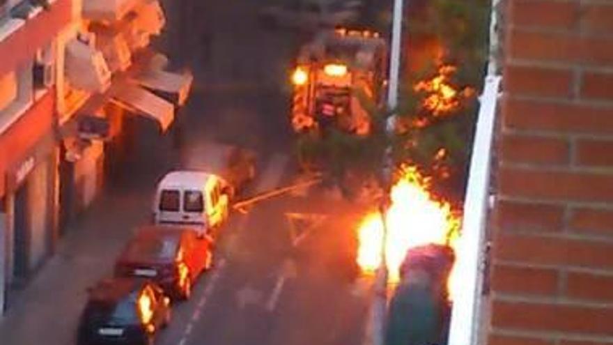 Dos incendios provocados queman cuatro contenedores, cinco vehículos