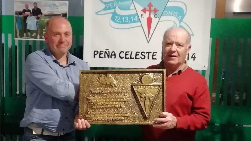 Marcelo Múñiz recibiendo la placa de la Peña Celeste 12, 13, 14. // FDV