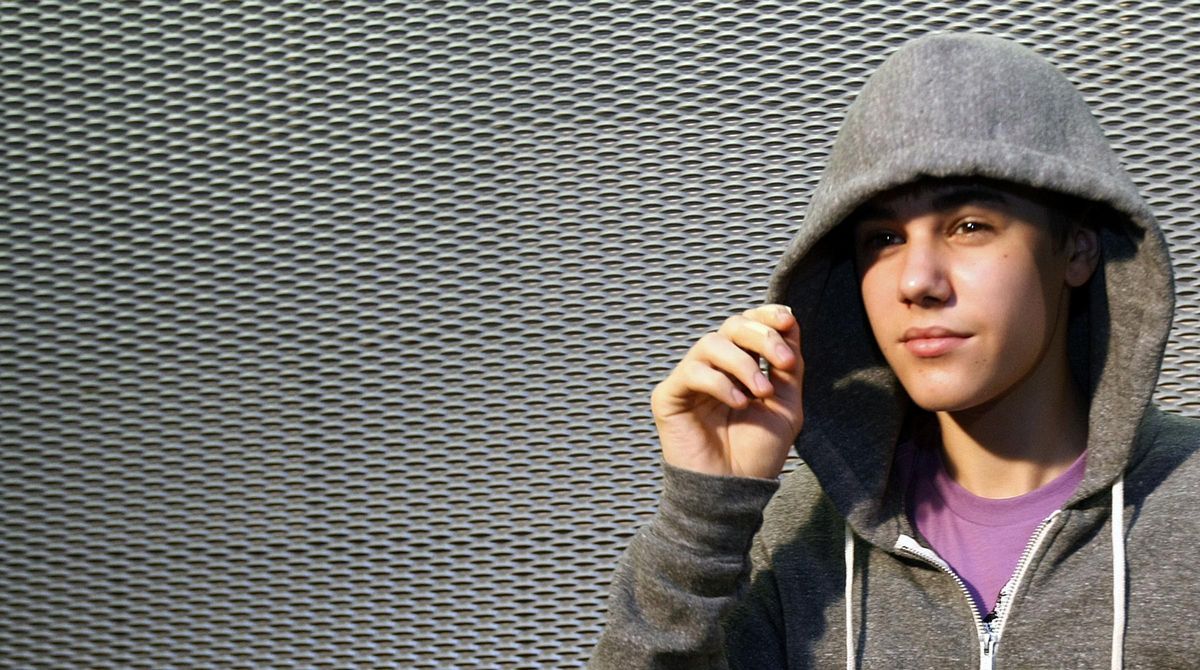 Un mitjà ha publicat unes fotografies en què es veu Bieber fumant marihuana.