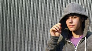 Un mitjà ha publicat unes fotografies en què es veu Bieber fumant marihuana.