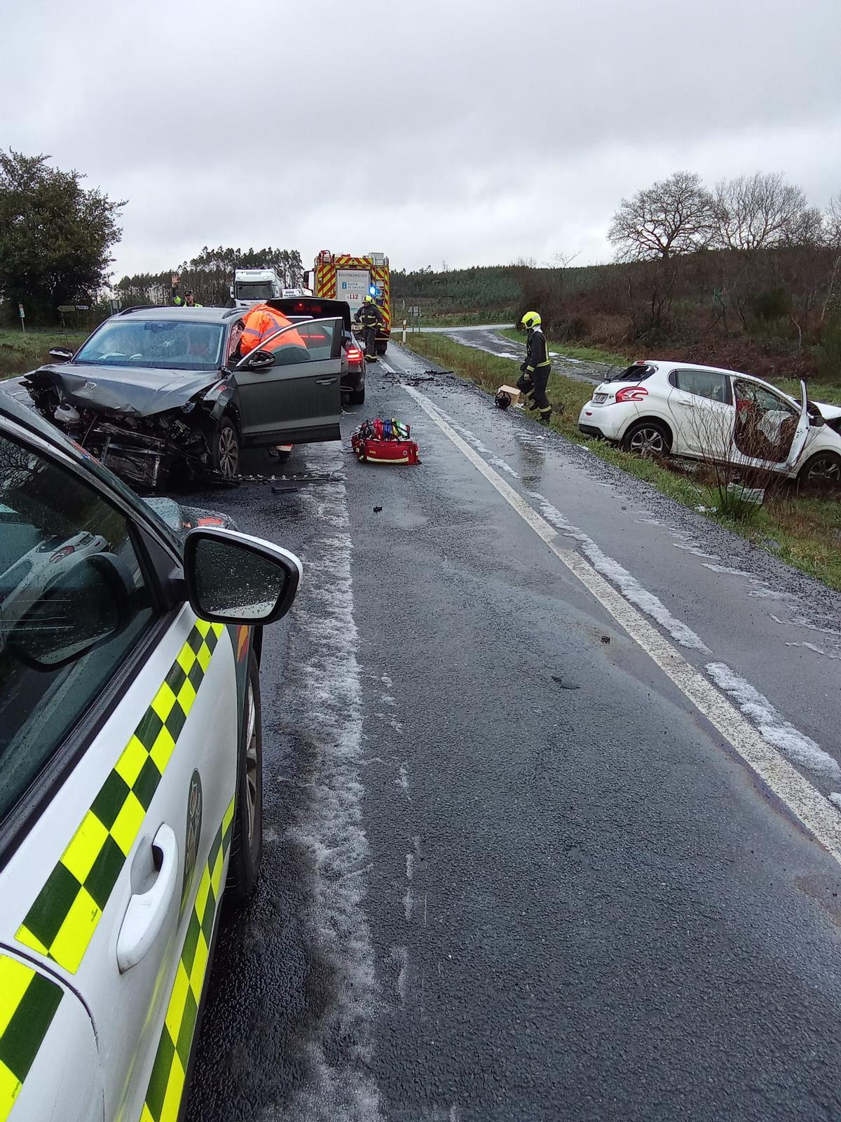 Vehículos implicados en el accidente mortal registrado en la N-634 a su paso por Curtis.
