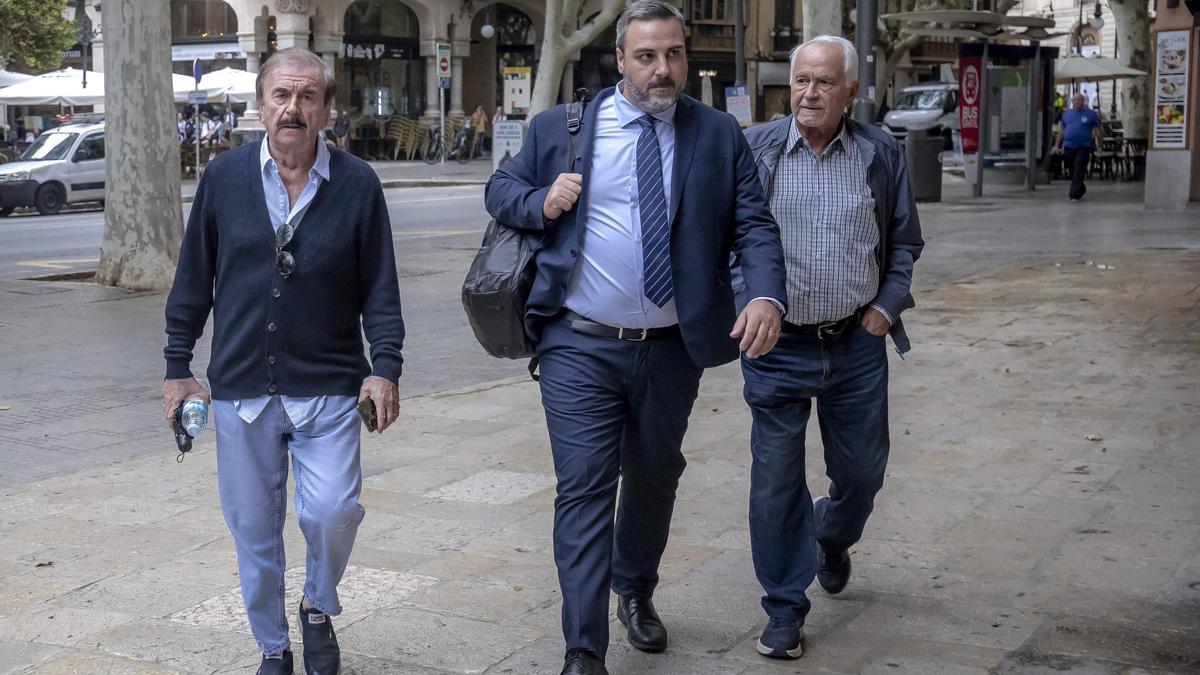 Los empresarios acusados, JuanFerriol y Juan Miguel Luna, con el abogado Llorenç Salvà.