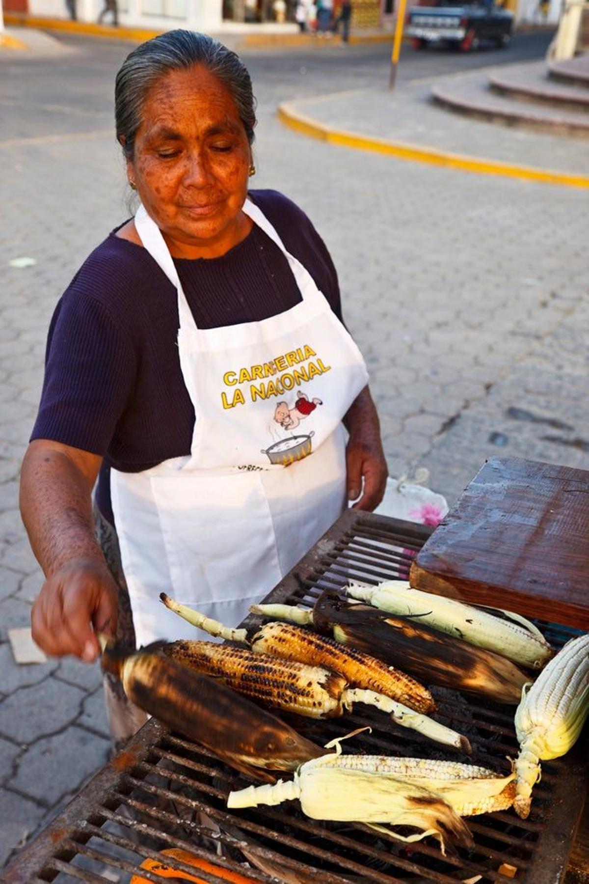 Mujer cocinando en las calles de Tequila.